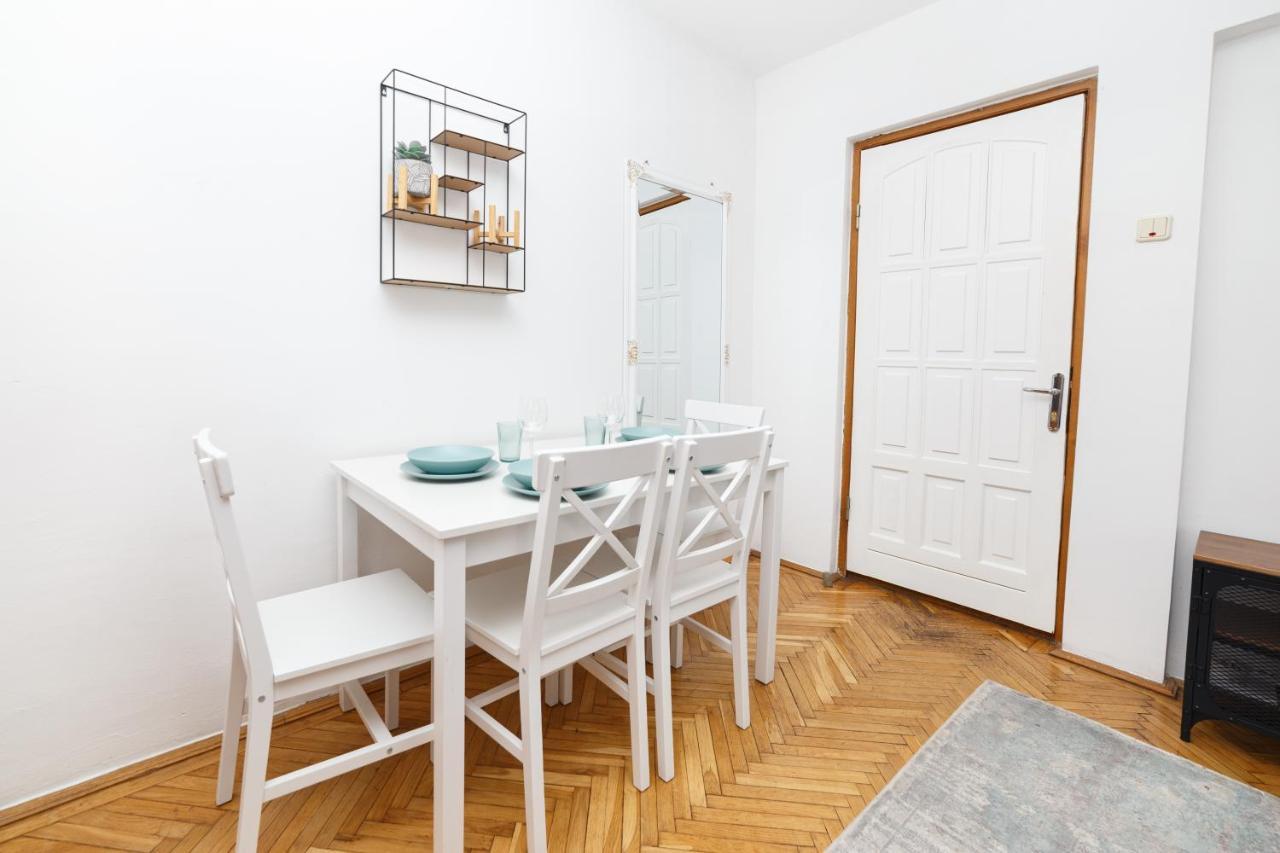 Color Ap Calea Victoriei 12C Apartment Bukares Bagian luar foto